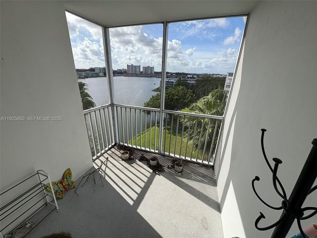 1750 NE 191st St 829-4, Miami, FL 33179