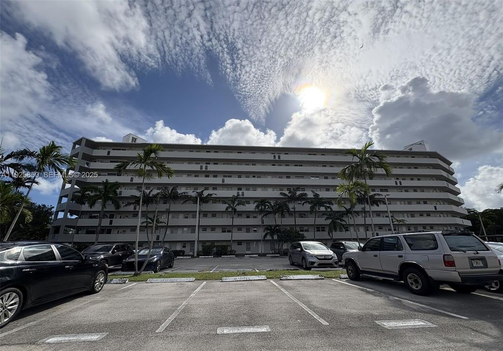 1750 NE 191st St 829-4, Miami, FL 33179