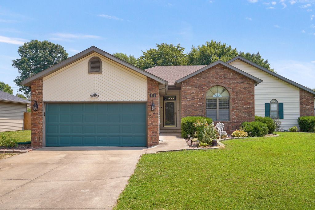 212 N Meadow Street, Nixa, MO 65714