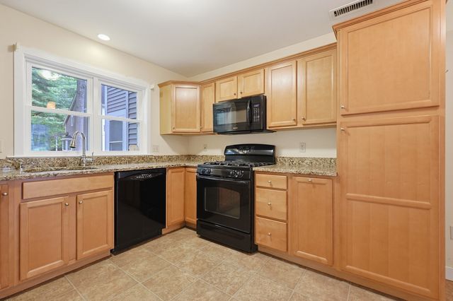 4 Oak Ct 4, Rockland, MA 02370