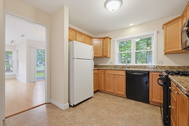 4 Oak Ct 4, Rockland, MA 02370