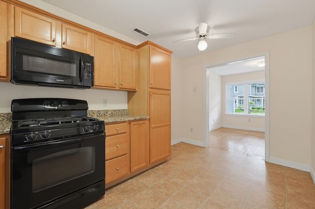 4 Oak Ct 4, Rockland, MA 02370