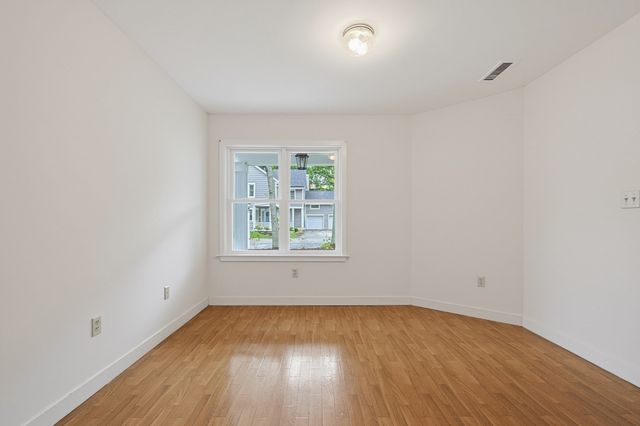 4 Oak Ct 4, Rockland, MA 02370