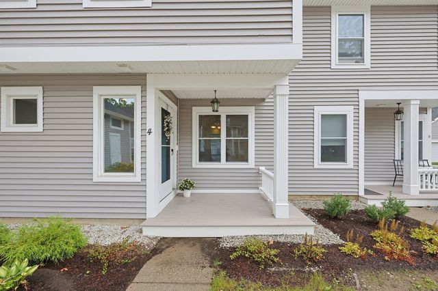 4 Oak Ct 4, Rockland, MA 02370