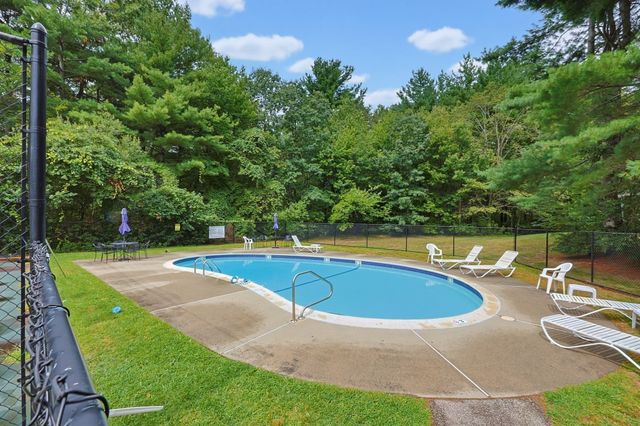 4 Oak Ct 4, Rockland, MA 02370