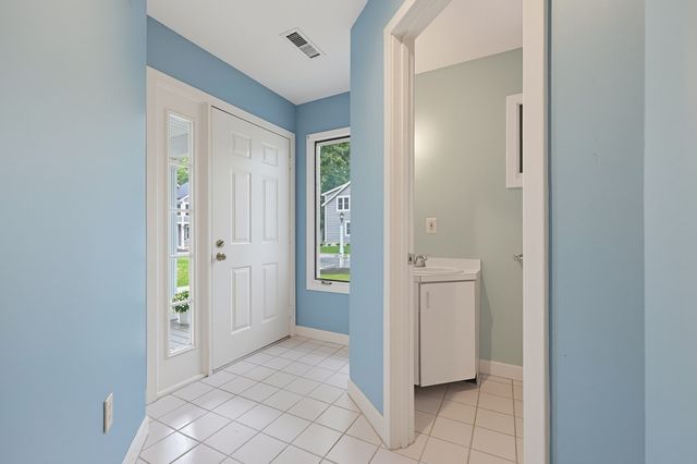 4 Oak Ct 4, Rockland, MA 02370