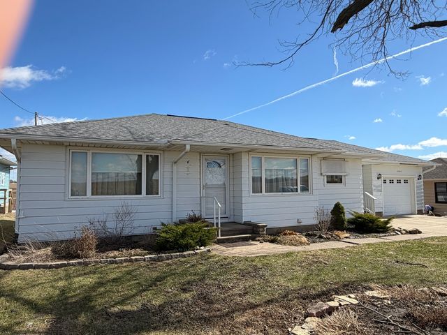 1167 432nd Avenue, Clinton, IA 52732