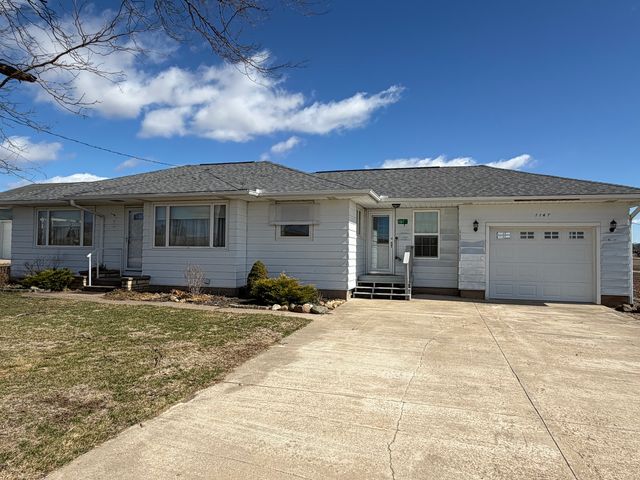 1167 432nd Avenue, Clinton, IA 52732
