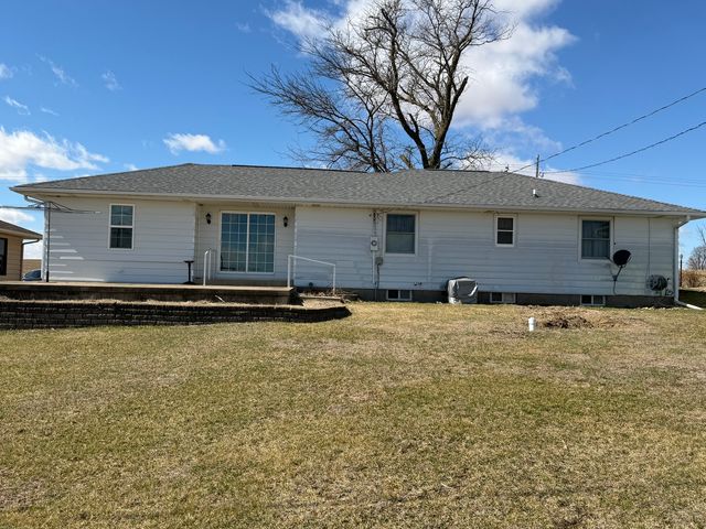 1167 432nd Avenue, Clinton, IA 52732