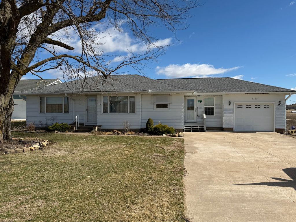 1167 432nd Avenue, Clinton, IA 52732