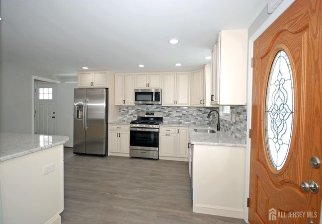 824 Drake Avenue, Middlesex, NJ 08846