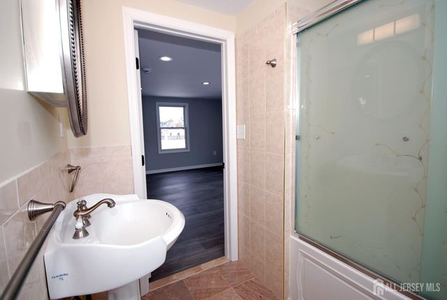 824 Drake Avenue, Middlesex, NJ 08846