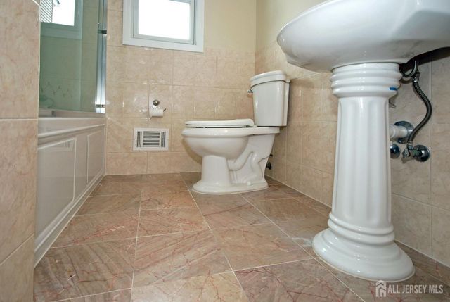 824 Drake Avenue, Middlesex, NJ 08846