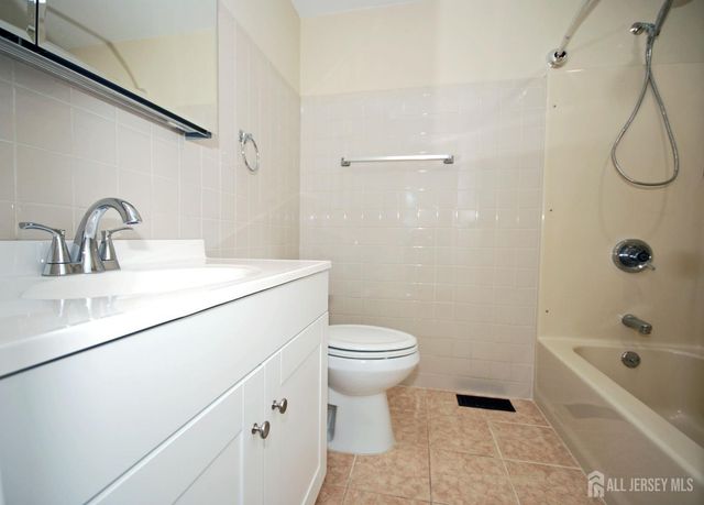 824 Drake Avenue, Middlesex, NJ 08846