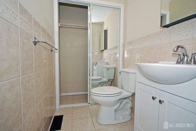 824 Drake Avenue, Middlesex, NJ 08846