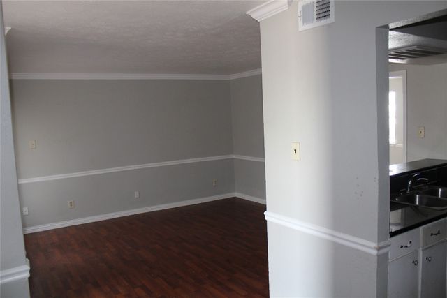 2710 Community Drive 209, Dallas, TX 75220