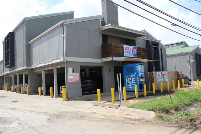 2710 Community Drive 209, Dallas, TX 75220