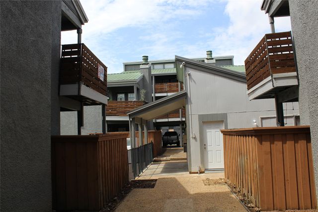 2710 Community Drive 209, Dallas, TX 75220