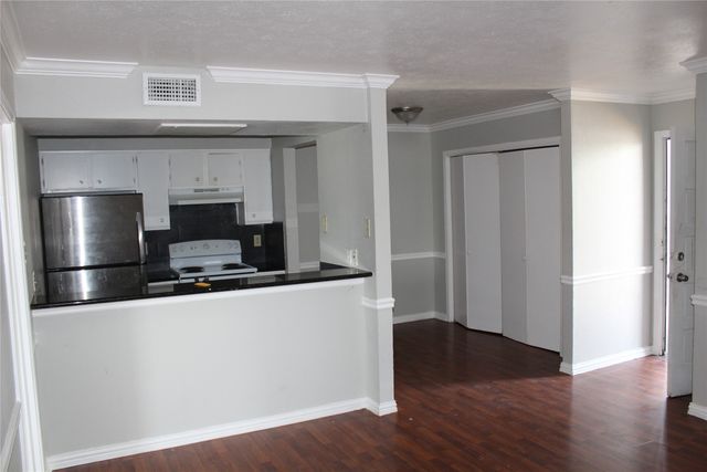 2710 Community Drive 209, Dallas, TX 75220