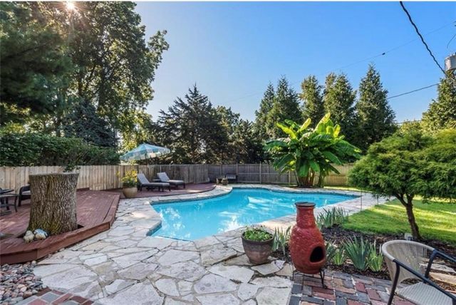 2105 W 50th Terrace, Mission Woods, KS 66205