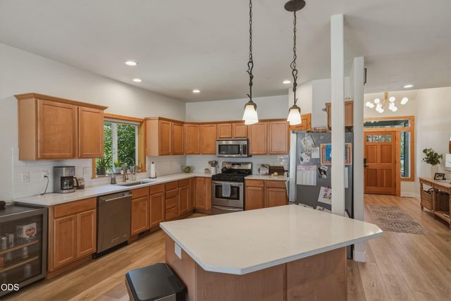 2048 NE Cradle Mountain Way, Bend, OR 97701