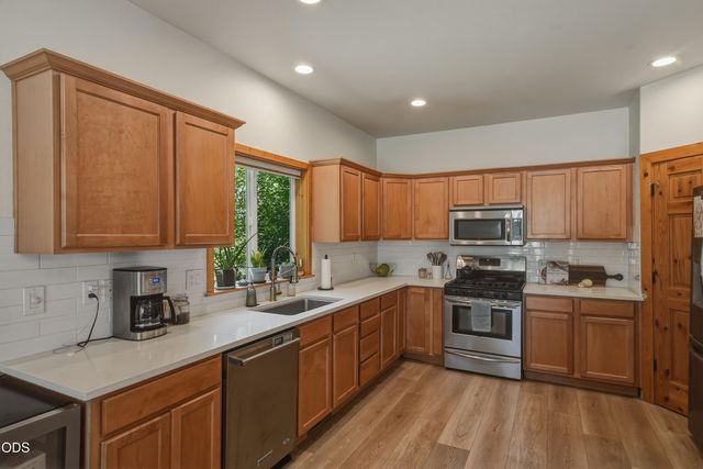 2048 NE Cradle Mountain Way, Bend, OR 97701