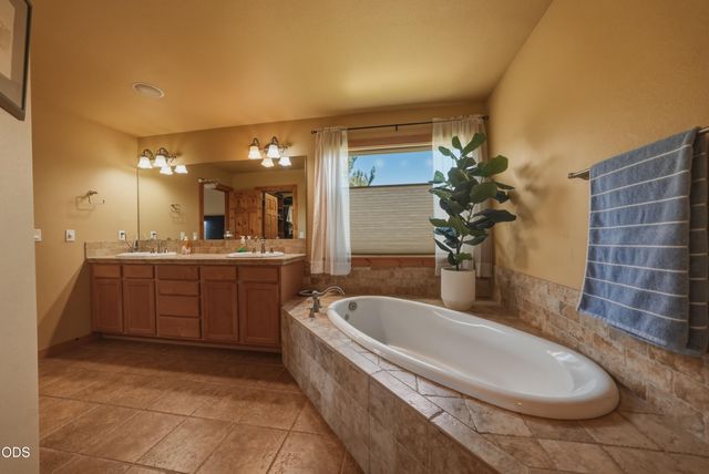 2048 NE Cradle Mountain Way, Bend, OR 97701