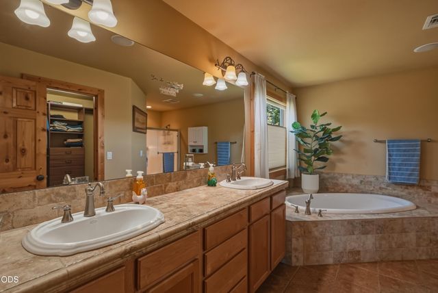 2048 NE Cradle Mountain Way, Bend, OR 97701