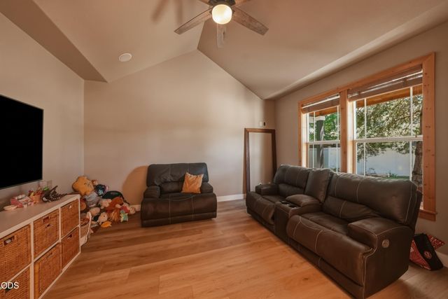 2048 NE Cradle Mountain Way, Bend, OR 97701