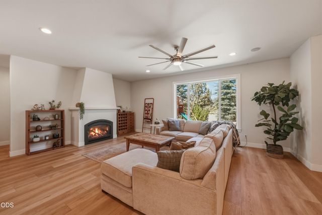 2048 NE Cradle Mountain Way, Bend, OR 97701