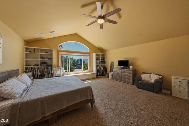 2048 NE Cradle Mountain Way, Bend, OR 97701
