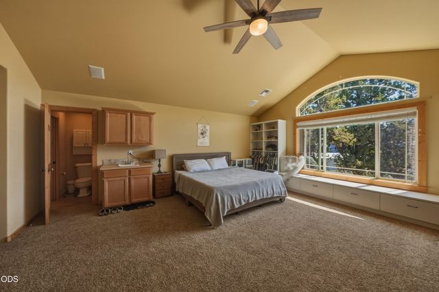 2048 NE Cradle Mountain Way, Bend, OR 97701