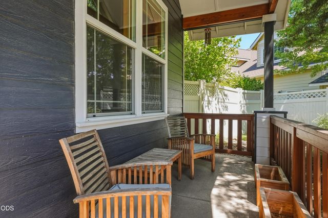 2048 NE Cradle Mountain Way, Bend, OR 97701