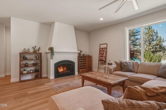 2048 NE Cradle Mountain Way, Bend, OR 97701