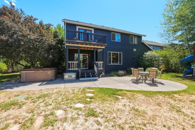 2048 NE Cradle Mountain Way, Bend, OR 97701