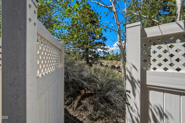 2048 NE Cradle Mountain Way, Bend, OR 97701