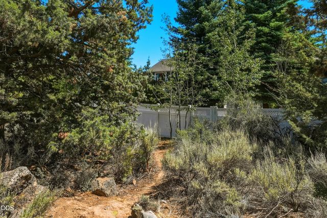2048 NE Cradle Mountain Way, Bend, OR 97701