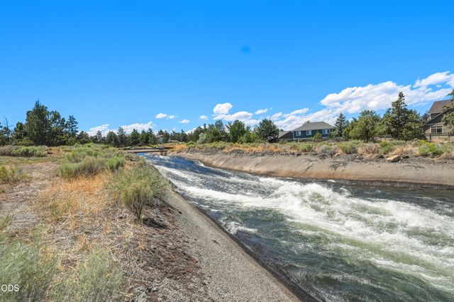 2048 NE Cradle Mountain Way, Bend, OR 97701