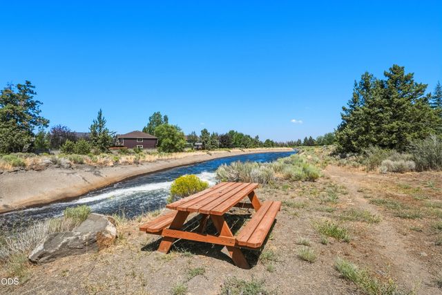 2048 NE Cradle Mountain Way, Bend, OR 97701