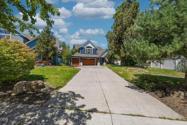2048 NE Cradle Mountain Way, Bend, OR 97701