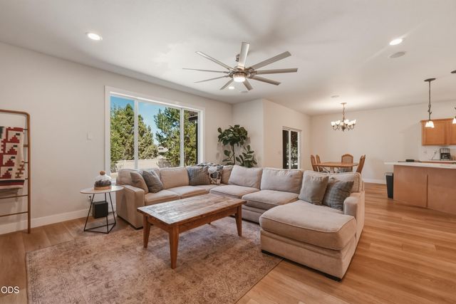 2048 NE Cradle Mountain Way, Bend, OR 97701