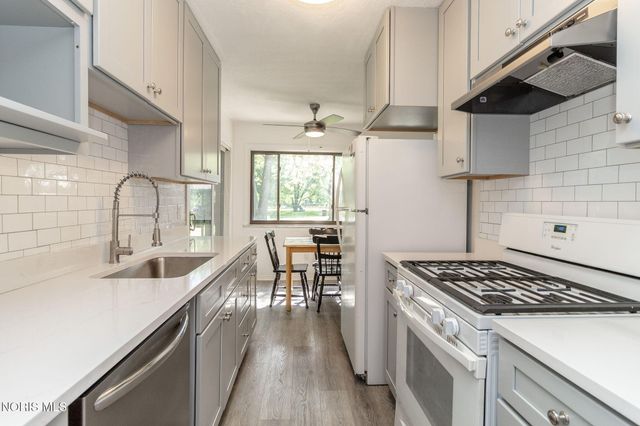 28570 Simmons Road, Perrysburg, OH 43551
