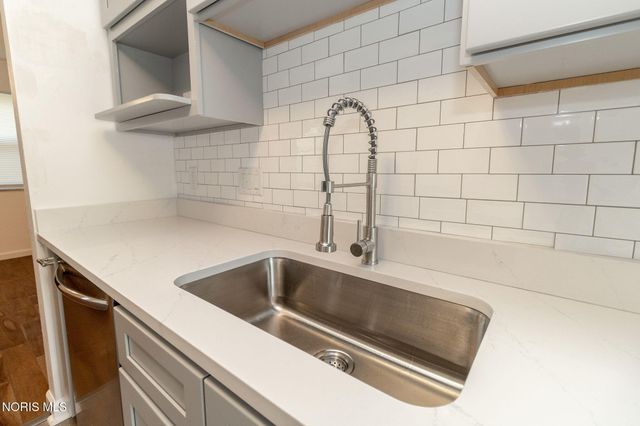 28570 Simmons Road, Perrysburg, OH 43551