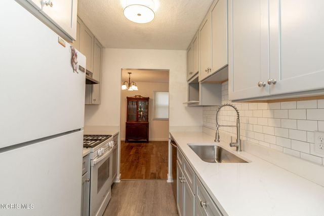28570 Simmons Road, Perrysburg, OH 43551
