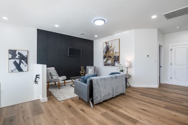 2105 New York Avenue SW, Albuquerque, NM 87104
