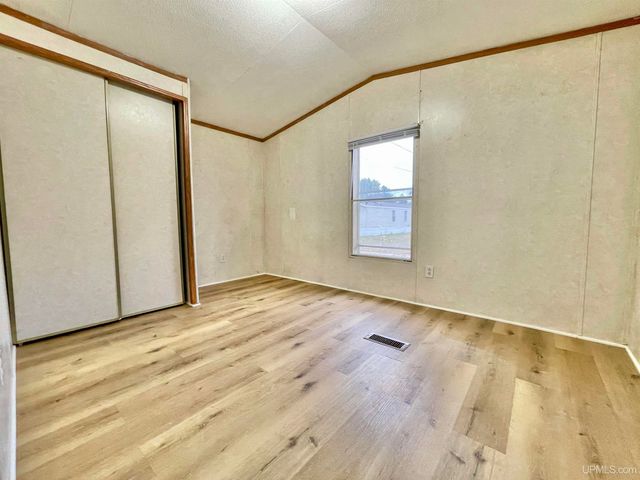 8467 P.5 Road, Gladstone, MI 49837