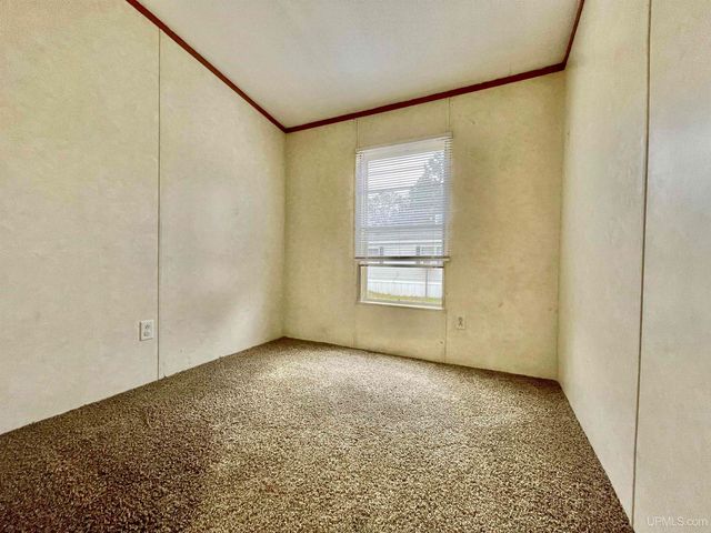 8467 P.5 Road, Gladstone, MI 49837