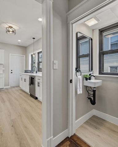61 W Glen St, Holyoke, MA 01040