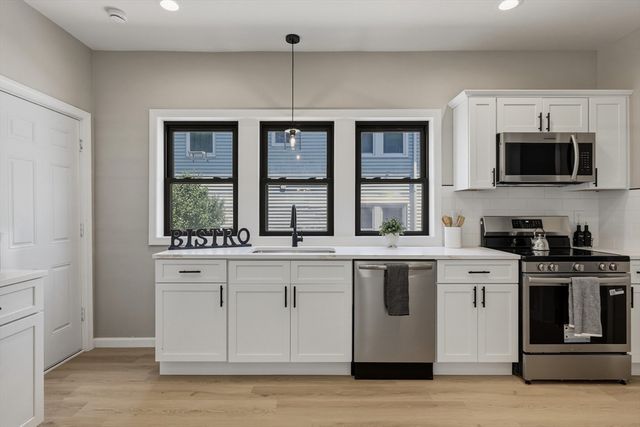 61 W Glen St, Holyoke, MA 01040