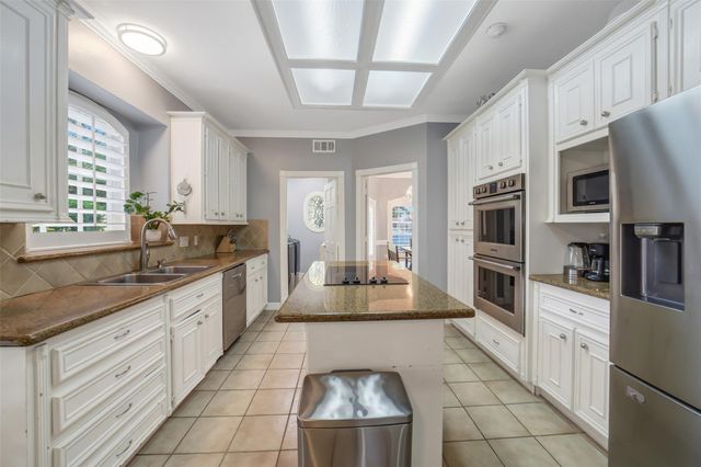 402 Lakeside Boulevard, Sugar Land, TX 77478